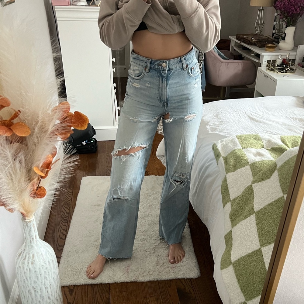 ZARA JEANS // size 4  // light wash with rips